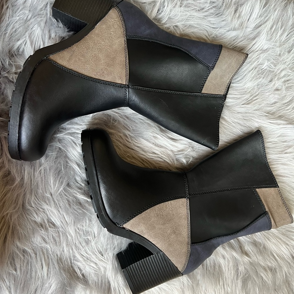Brand new Metaphor Black and Blue Bootie Heals Size 8